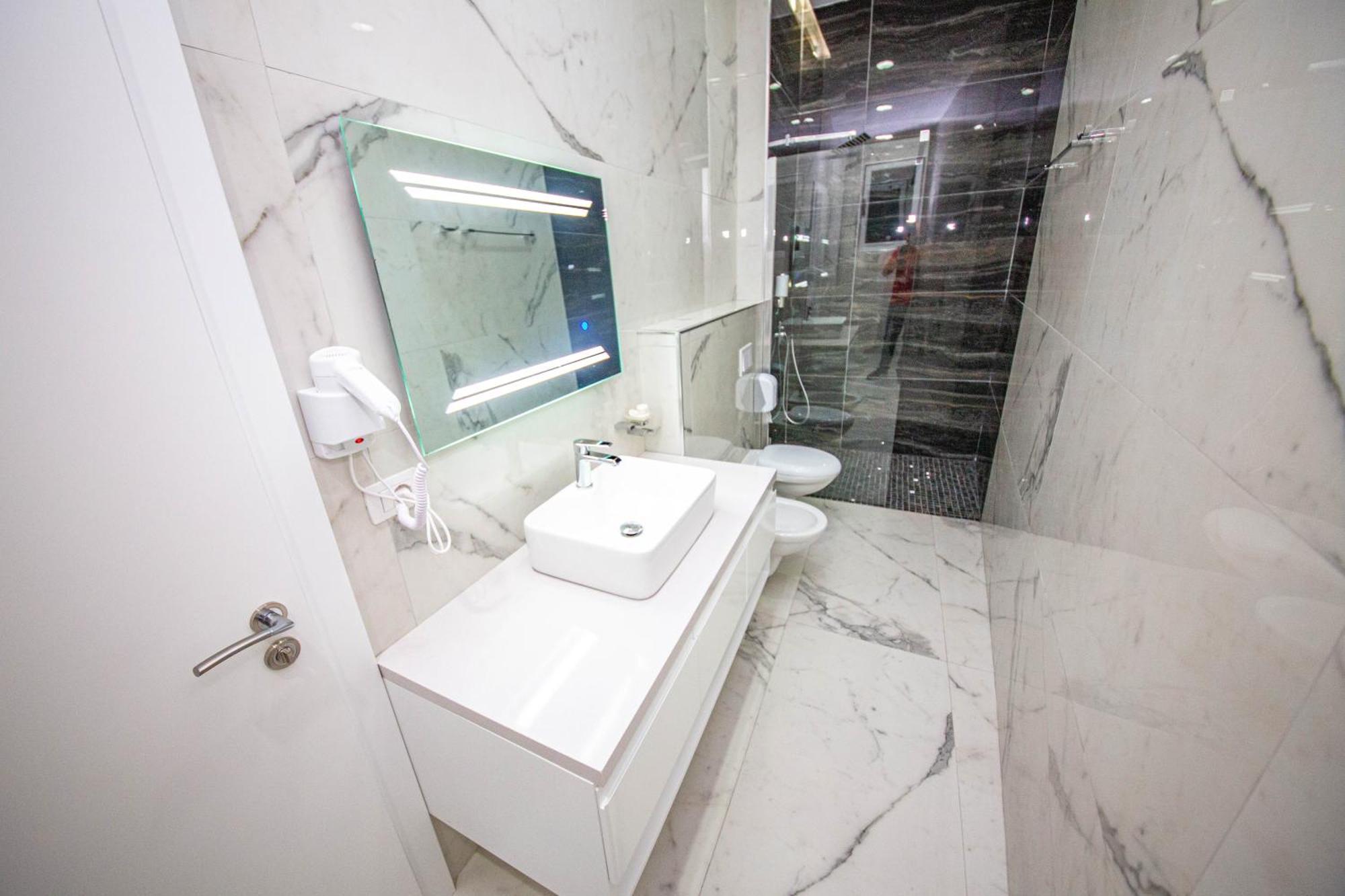 Noan Hotel & Resort Dhermi Phòng bức ảnh